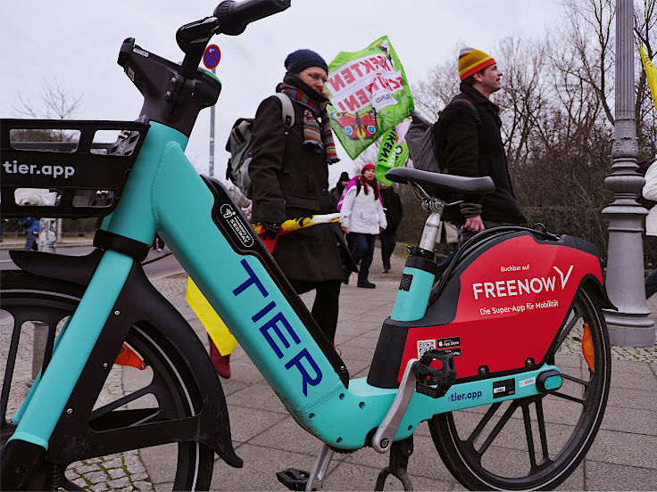 © www.mutbuergerdokus.de: Demonstration 'WIR HABEN ES SATT!'