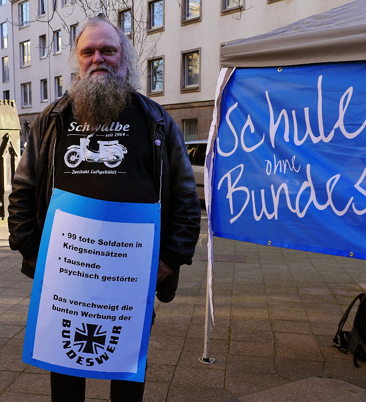 © www.mutbuergerdokus.de: DFG-VK NRW: 'Red Hand Day: Nein zur Rekrutierung Minderjähriger!'