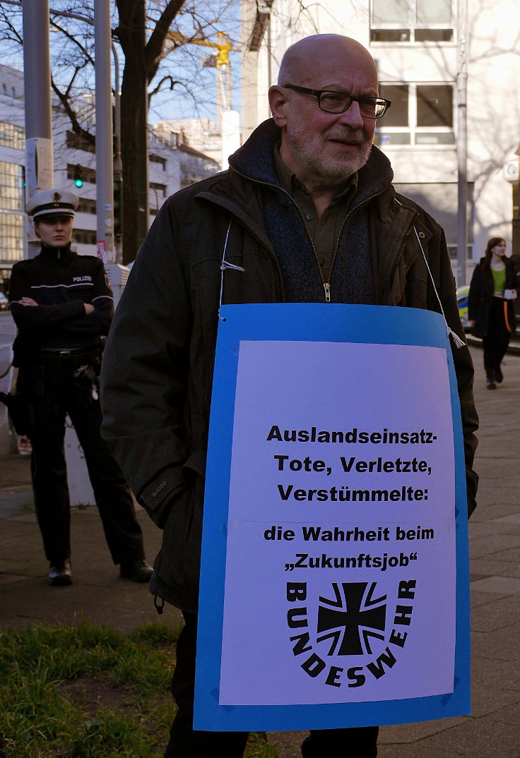 © www.mutbuergerdokus.de: DFG-VK NRW: 'Red Hand Day: Nein zur Rekrutierung Minderjähriger!'