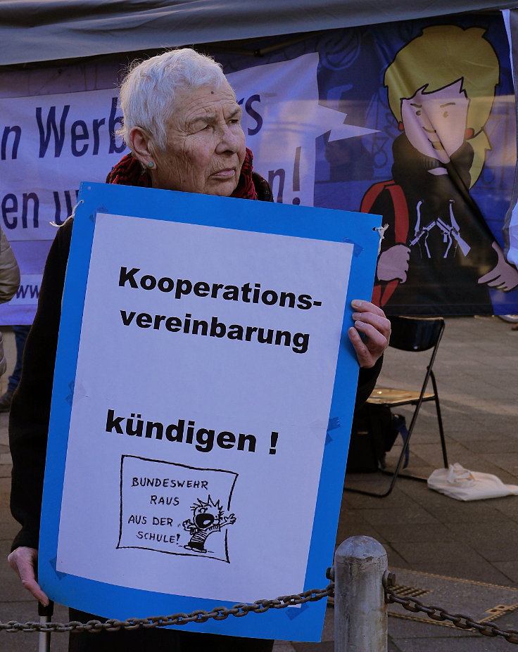 © www.mutbuergerdokus.de: DFG-VK NRW: 'Red Hand Day: Nein zur Rekrutierung Minderjähriger!'