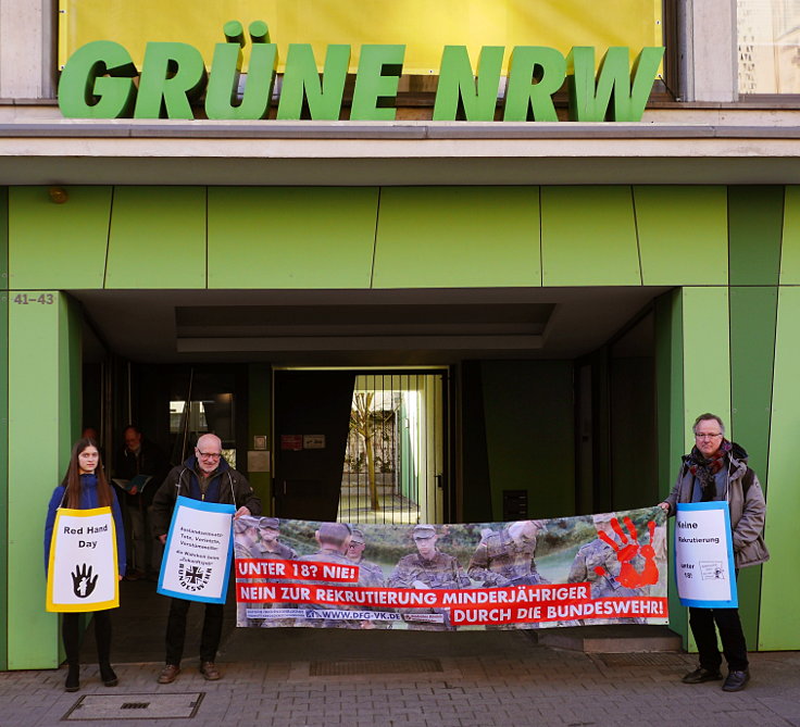 © www.mutbuergerdokus.de: DFG-VK NRW: 'Red Hand Day: Nein zur Rekrutierung Minderjähriger!'