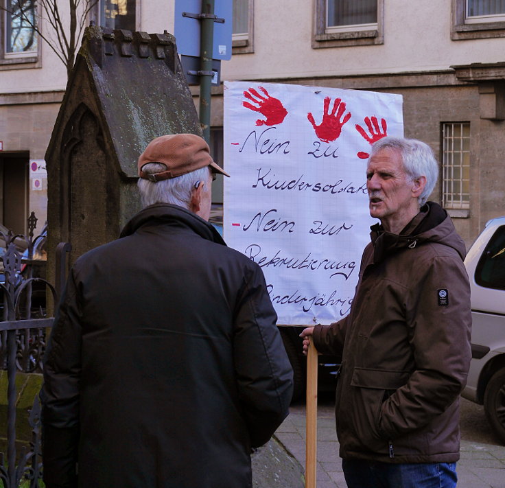 © www.mutbuergerdokus.de: DFG-VK NRW: 'Red Hand Day: Nein zur Rekrutierung Minderjähriger!'