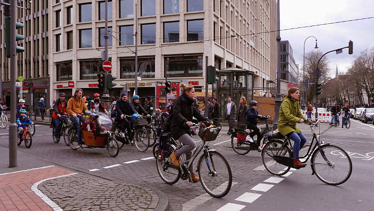 © www.mutbuergerdokus.de: 'Frühling einläuten mit der Kidical Mass Köln - Kinder aufs Rad'