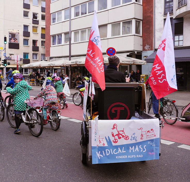 © www.mutbuergerdokus.de: 'Frühling einläuten mit der Kidical Mass Köln - Kinder aufs Rad'