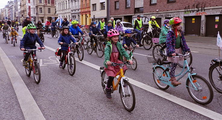 © www.mutbuergerdokus.de: 'Frühling einläuten mit der Kidical Mass Köln - Kinder aufs Rad'