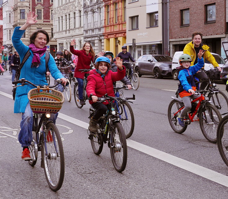 © www.mutbuergerdokus.de: 'Frühling einläuten mit der Kidical Mass Köln - Kinder aufs Rad'