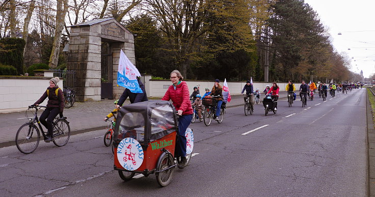 © www.mutbuergerdokus.de: 'Frühling einläuten mit der Kidical Mass Köln - Kinder aufs Rad'