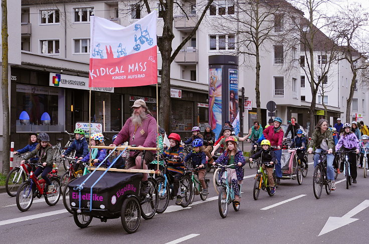 © www.mutbuergerdokus.de: 'Frühling einläuten mit der Kidical Mass Köln - Kinder aufs Rad'