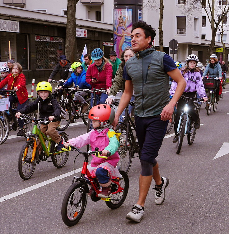 © www.mutbuergerdokus.de: 'Frühling einläuten mit der Kidical Mass Köln - Kinder aufs Rad'