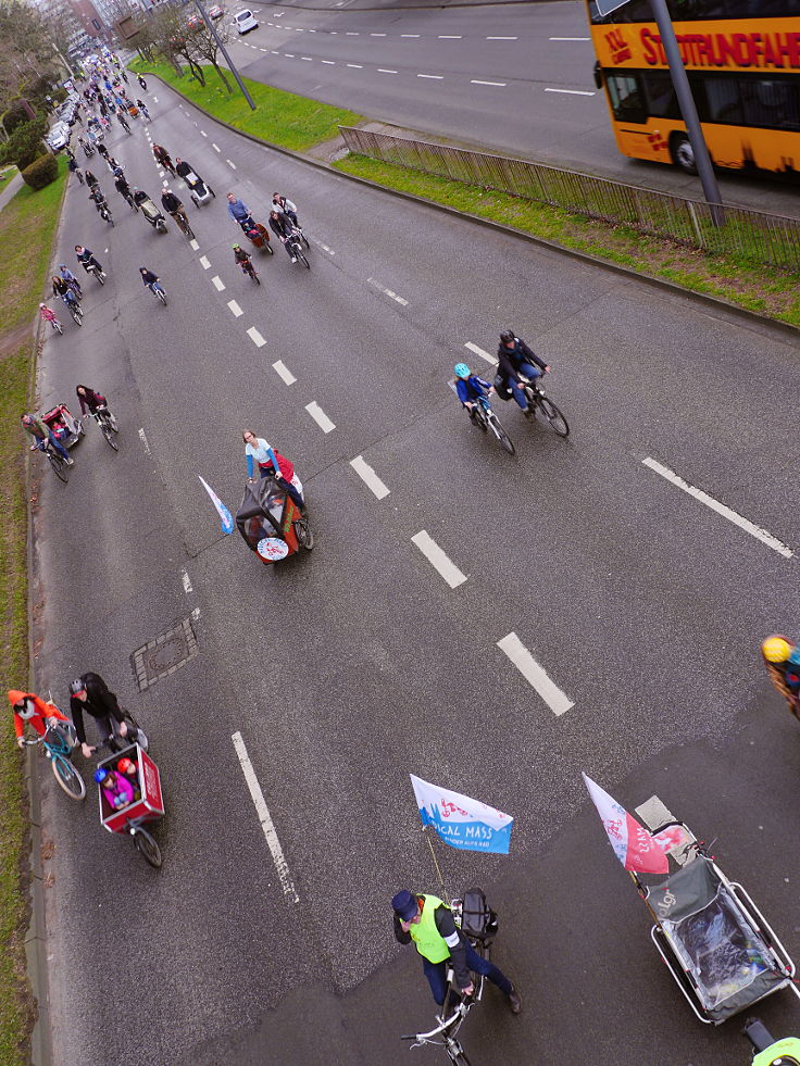 © www.mutbuergerdokus.de: 'Frühling einläuten mit der Kidical Mass Köln - Kinder aufs Rad'