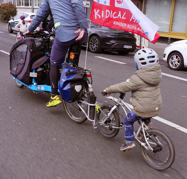 © www.mutbuergerdokus.de: 'Frühling einläuten mit der Kidical Mass Köln - Kinder aufs Rad'