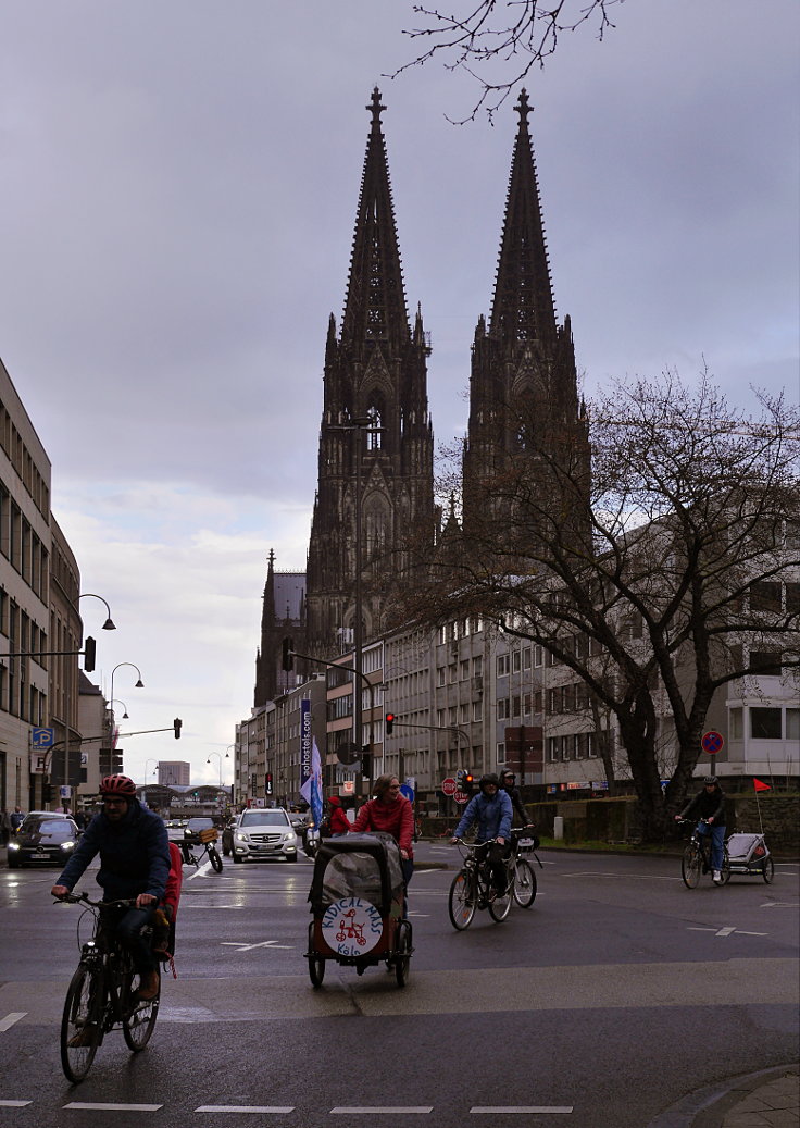 © www.mutbuergerdokus.de: 'Frühling einläuten mit der Kidical Mass Köln - Kinder aufs Rad'