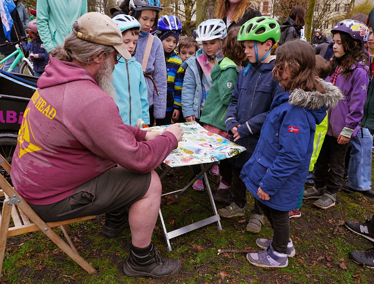 © www.mutbuergerdokus.de: 'Frühling einläuten mit der Kidical Mass Köln - Kinder aufs Rad'