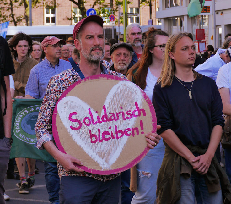 © www.mutbuergerdokus.de: Letzte Generation Düsseldorf: Protestmarsch gegen die Razzia