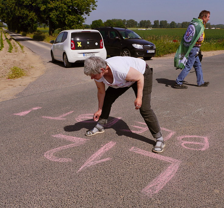 © www.mutbuergerdokus.de: Protestfrühstück gegen den Abriss der Landstraße L12