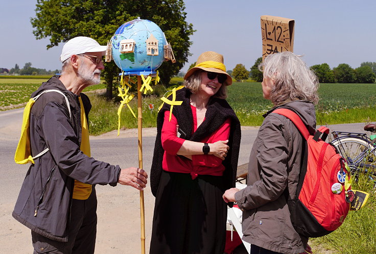 © www.mutbuergerdokus.de: Protestfrühstück gegen den Abriss der Landstraße L12