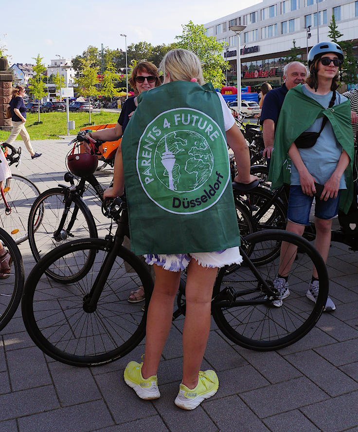 © www.mutbuergerdokus.de: Students for Future Düsseldorf mobilisieren für den Fridays for Future Klima-Streik am 15.9.2023, Fahrrad-Demo