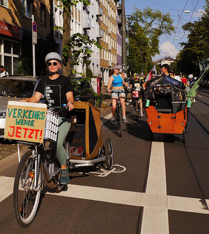 © www.mutbuergerdokus.de: Students for Future Düsseldorf mobilisieren für den Fridays for Future Klima-Streik am 15.9.2023, Fahrrad-Demo