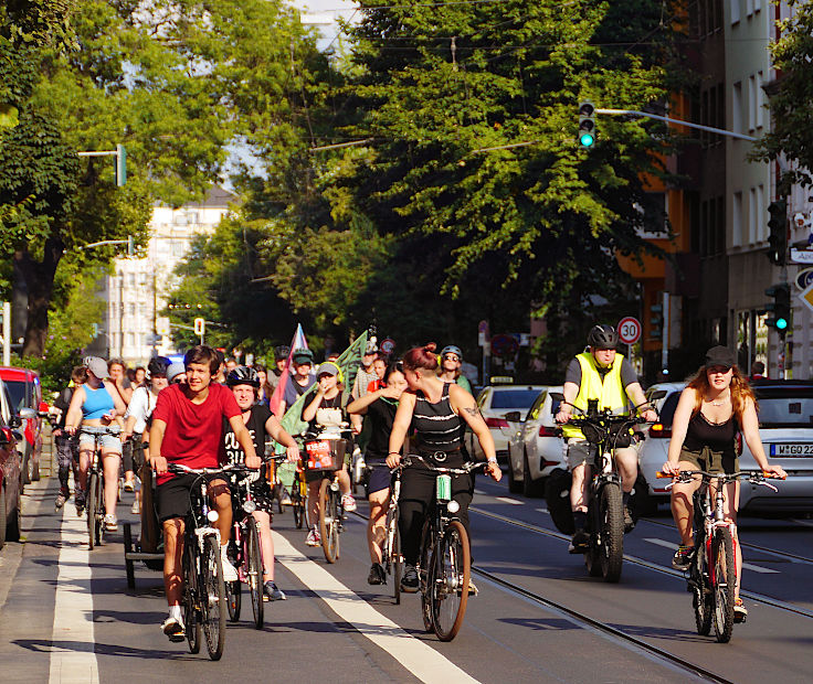 © www.mutbuergerdokus.de: Students for Future Düsseldorf mobilisieren für den Fridays for Future Klima-Streik am 15.9.2023, Fahrrad-Demo