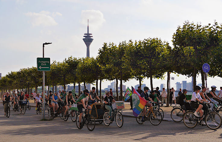 © www.mutbuergerdokus.de: Students for Future Düsseldorf mobilisieren für den Fridays for Future Klima-Streik am 15.9.2023, Fahrrad-Demo