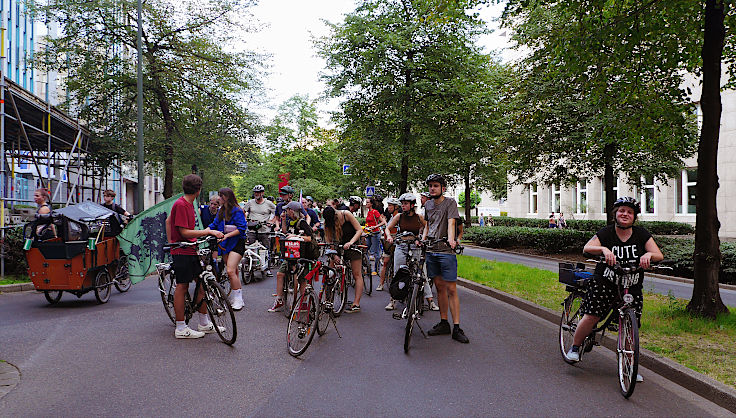 © www.mutbuergerdokus.de: Students for Future Düsseldorf mobilisieren für den Fridays for Future Klima-Streik am 15.9.2023, Fahrrad-Demo