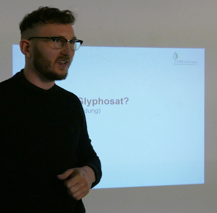 © www.mutbuergerdokus.de: Vortragsabend Dr. Peter Clausing ('PAN Germany') zur Fotoausstellung 'Glyphosat-Stopp jetzt!'
