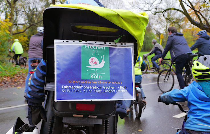 © www.mutbuergerdokus.de: 'Fahrrad-Demonstration zum 10-jährigen Jubiläum der unrealisierten Radschnellwege in NRW auf der Strecke des künftigen Radwegs von Frechen nach Köln'
