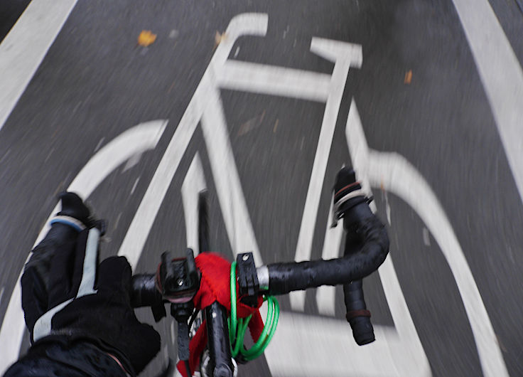 © www.mutbuergerdokus.de: 'Fahrrad-Demonstration zum 10-jährigen Jubiläum der unrealisierten Radschnellwege in NRW auf der Strecke des künftigen Radwegs von Frechen nach Köln'