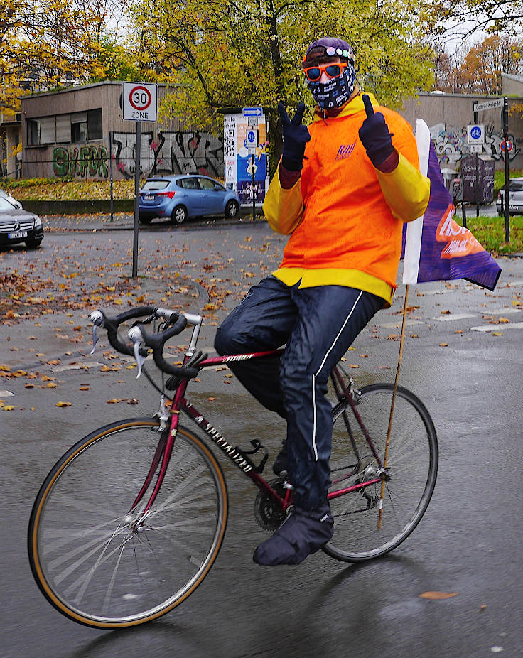 © www.mutbuergerdokus.de: 'Fahrrad-Demonstration zum 10-jährigen Jubiläum der unrealisierten Radschnellwege in NRW auf der Strecke des künftigen Radwegs von Frechen nach Köln'