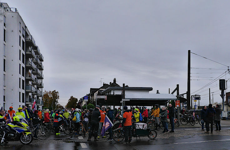 © www.mutbuergerdokus.de: 'Fahrrad-Demonstration zum 10-jährigen Jubiläum der unrealisierten Radschnellwege in NRW auf der Strecke des künftigen Radwegs von Frechen nach Köln'