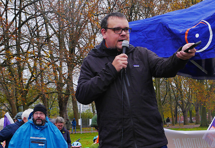 © www.mutbuergerdokus.de: 'Fahrrad-Demonstration zum 10-jährigen Jubiläum der unrealisierten Radschnellwege in NRW auf der Strecke des künftigen Radwegs von Frechen nach Köln'