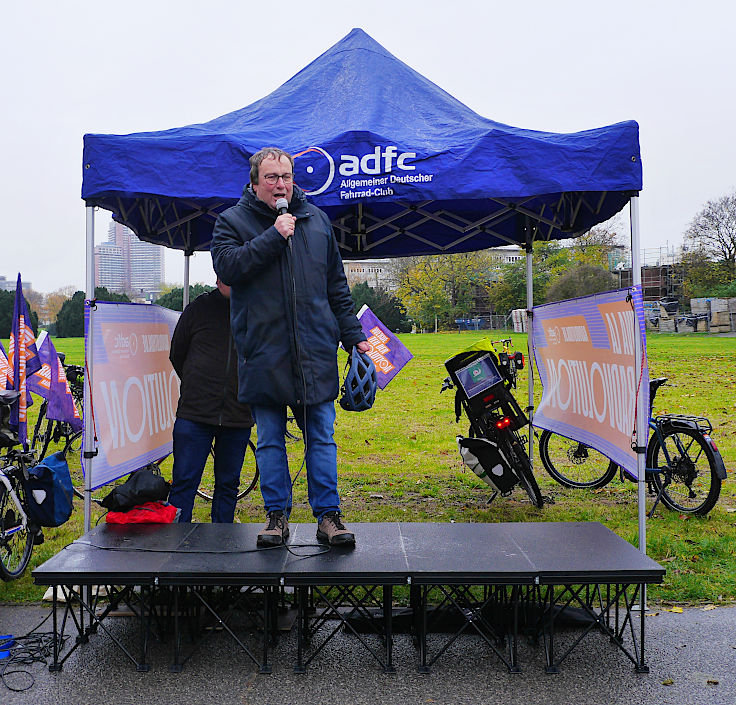© www.mutbuergerdokus.de: 'Fahrrad-Demonstration zum 10-jährigen Jubiläum der unrealisierten Radschnellwege in NRW auf der Strecke des künftigen Radwegs von Frechen nach Köln'