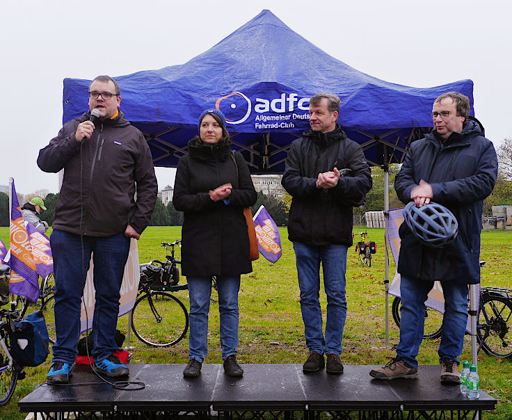 © www.mutbuergerdokus.de: 'Fahrrad-Demonstration zum 10-jährigen Jubiläum der unrealisierten Radschnellwege in NRW auf der Strecke des künftigen Radwegs von Frechen nach Köln'