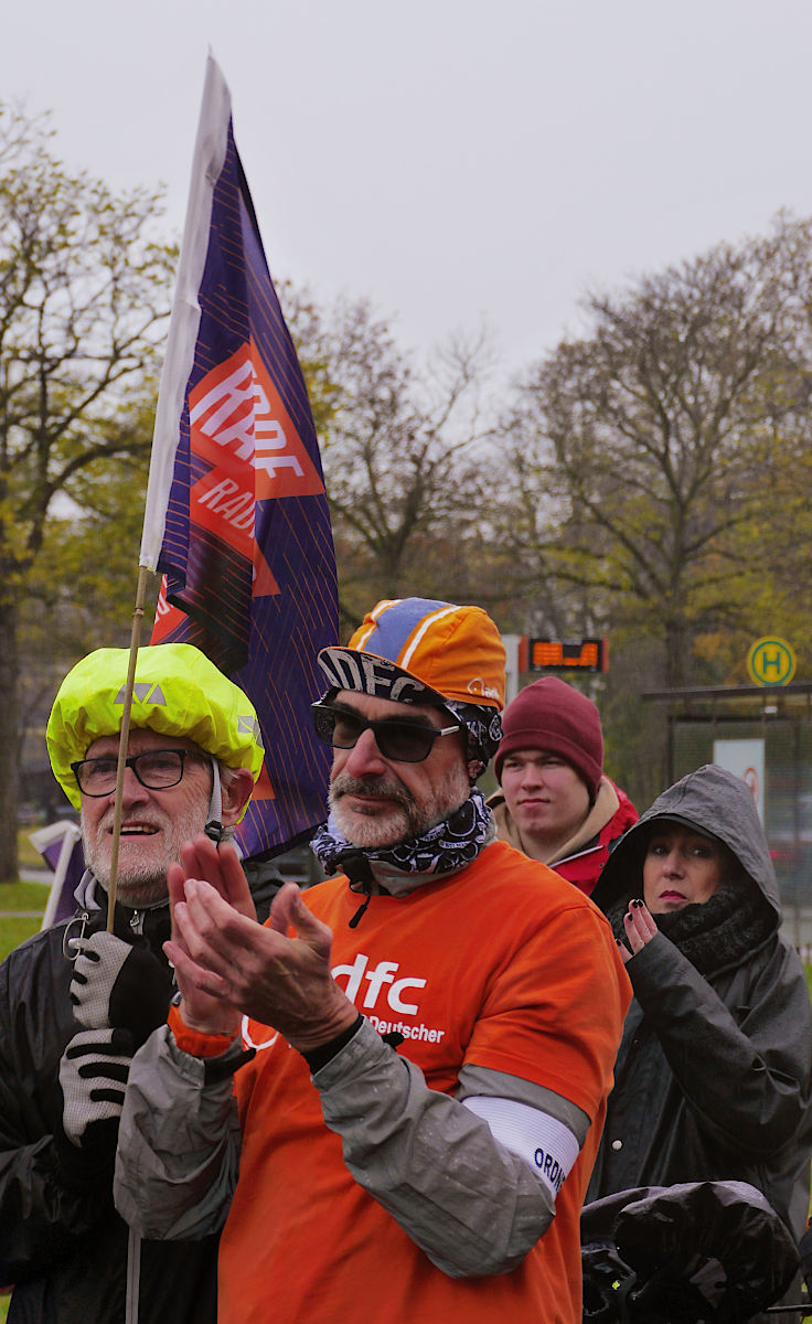 © www.mutbuergerdokus.de: 'Fahrrad-Demonstration zum 10-jährigen Jubiläum der unrealisierten Radschnellwege in NRW auf der Strecke des künftigen Radwegs von Frechen nach Köln'