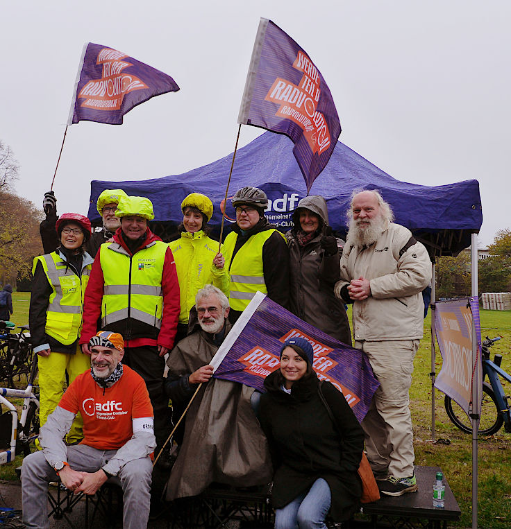 © www.mutbuergerdokus.de: 'Fahrrad-Demonstration zum 10-jährigen Jubiläum der unrealisierten Radschnellwege in NRW auf der Strecke des künftigen Radwegs von Frechen nach Köln'