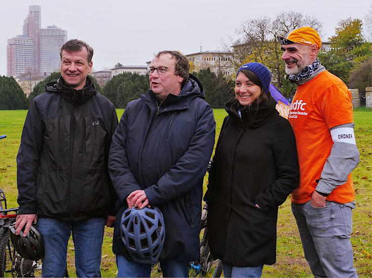 © www.mutbuergerdokus.de: 'Fahrrad-Demonstration zum 10-jährigen Jubiläum der unrealisierten Radschnellwege in NRW auf der Strecke des künftigen Radwegs von Frechen nach Köln'