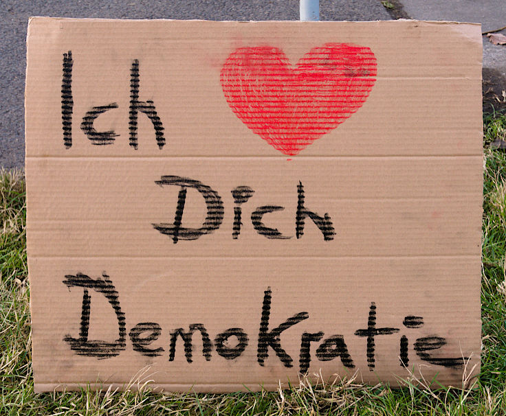 © www.mutbuergerdokus.de: Demo und Kundgebung 'Nie wieder ist jetzt! Für Demokratie und Rechtsstaat!'