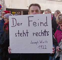 Demoschild: 'Der Feind steht rechts'