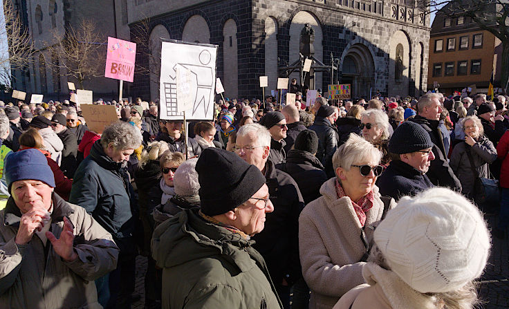 © www.mutbuergerdokus.de: Kundgebung 'Demokratie verteidigen! Aufstehen gegen Rechtsextremismus!'