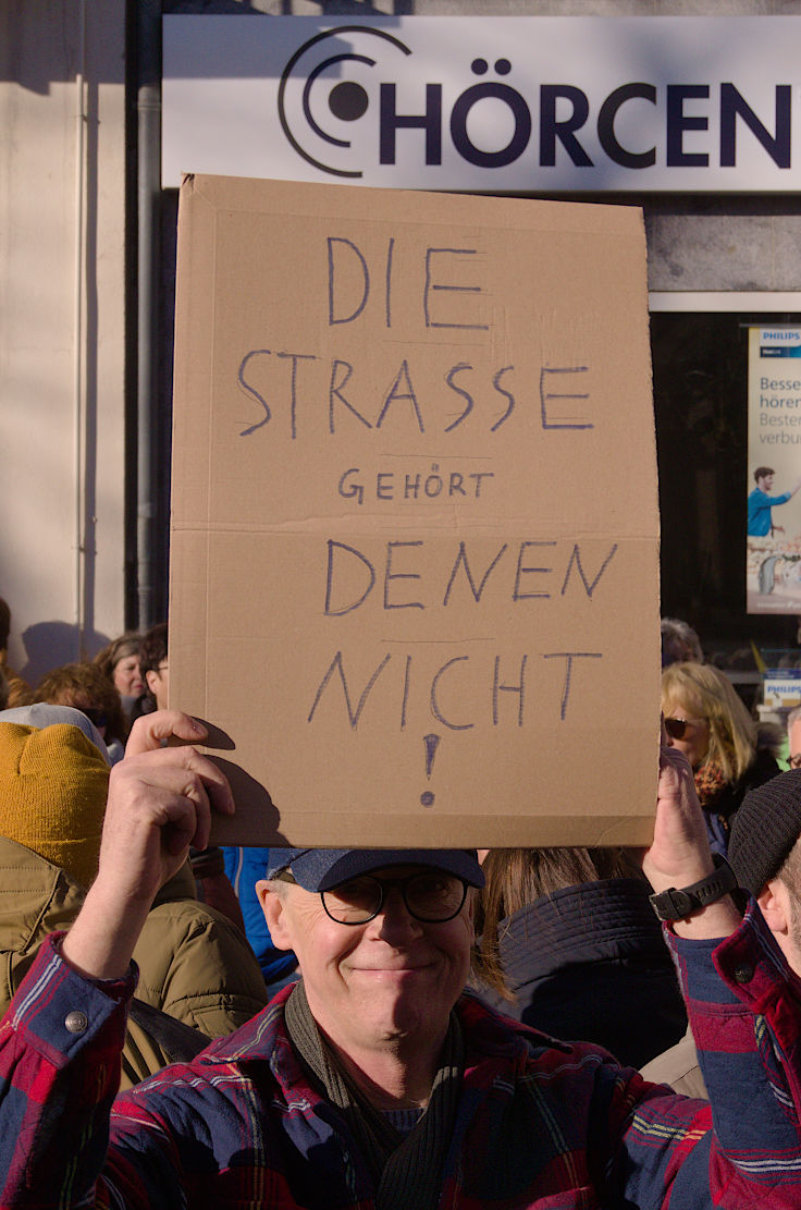 © www.mutbuergerdokus.de: Kundgebung 'Demokratie verteidigen! Aufstehen gegen Rechtsextremismus!'