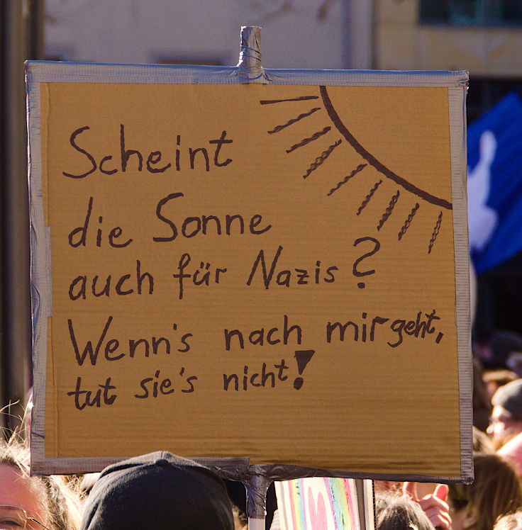 © www.mutbuergerdokus.de: Kundgebung 'Demokratie verteidigen! Aufstehen gegen Rechtsextremismus!'