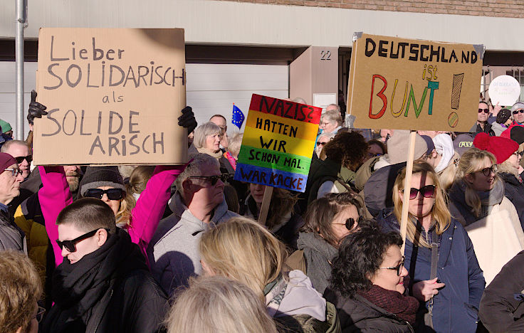 © www.mutbuergerdokus.de: Kundgebung 'Demokratie verteidigen! Aufstehen gegen Rechtsextremismus!'