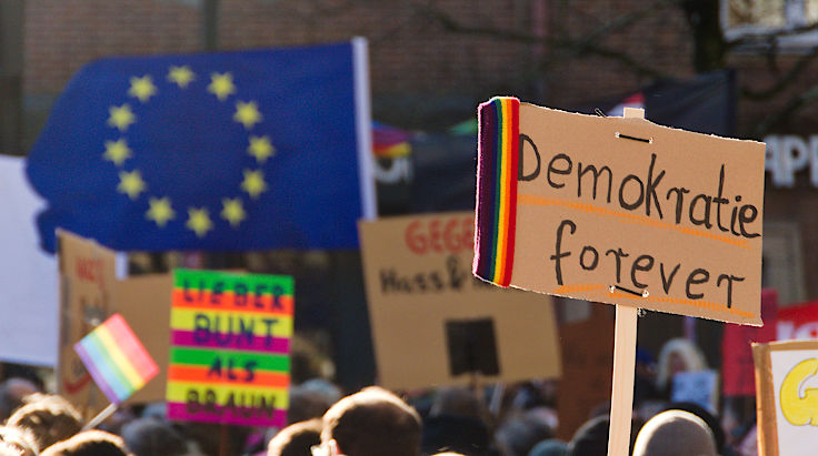 © www.mutbuergerdokus.de: Kundgebung 'Demokratie verteidigen! Aufstehen gegen Rechtsextremismus!'