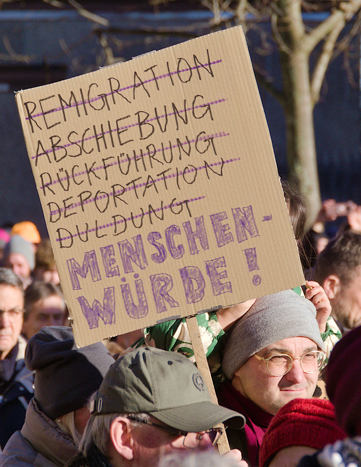 © www.mutbuergerdokus.de: Kundgebung 'Demokratie verteidigen! Aufstehen gegen Rechtsextremismus!'