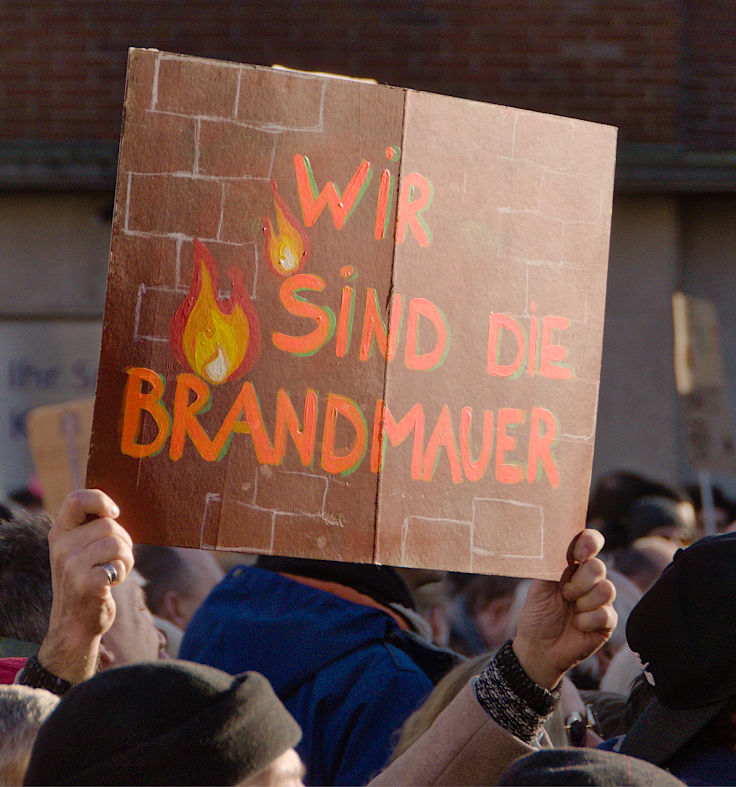 © www.mutbuergerdokus.de: Kundgebung 'Demokratie verteidigen! Aufstehen gegen Rechtsextremismus!'