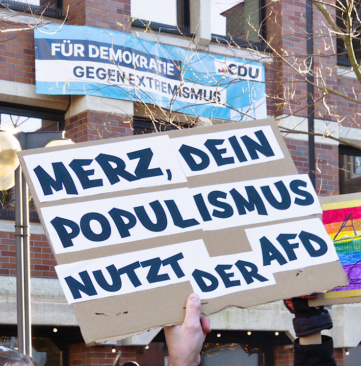 © www.mutbuergerdokus.de: Kundgebung 'Demokratie verteidigen! Aufstehen gegen Rechtsextremismus!'