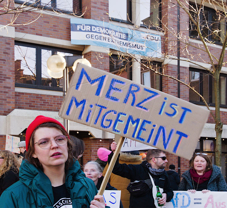 © www.mutbuergerdokus.de: Kundgebung 'Demokratie verteidigen! Aufstehen gegen Rechtsextremismus!'