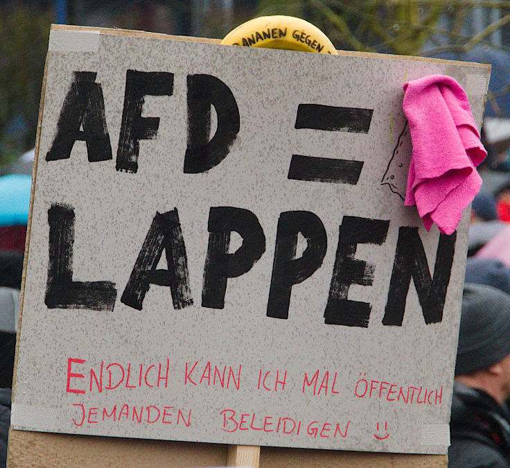 © www.mutbuergerdokus.de: Demonstration 'Krefeld verteidigt rote Linie der Demokratie'