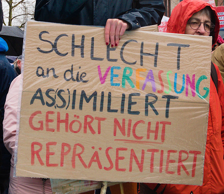 © www.mutbuergerdokus.de: Demonstration 'Krefeld verteidigt rote Linie der Demokratie'