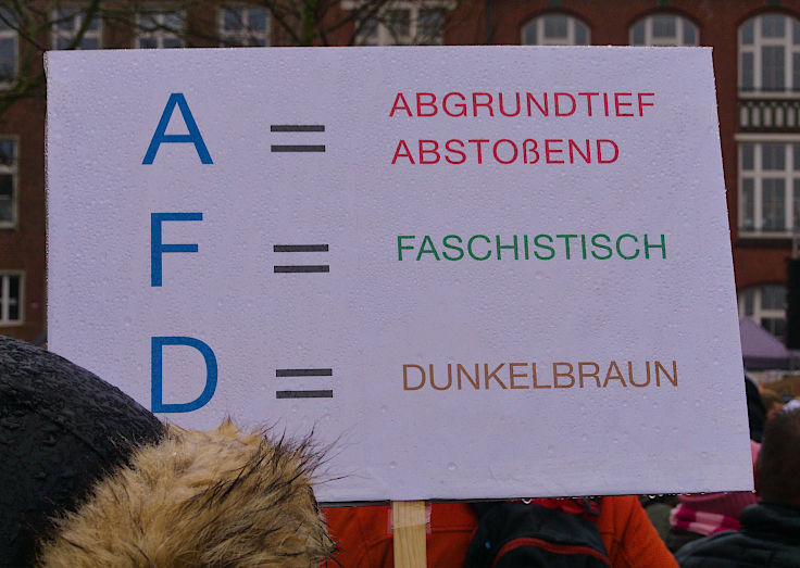 © www.mutbuergerdokus.de: Demonstration 'Krefeld verteidigt rote Linie der Demokratie'